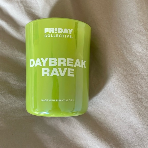 NEW Friday Collective Daybreak Rave 8oz 1-Wick Glass Candle in Green - Picture 3 of 8